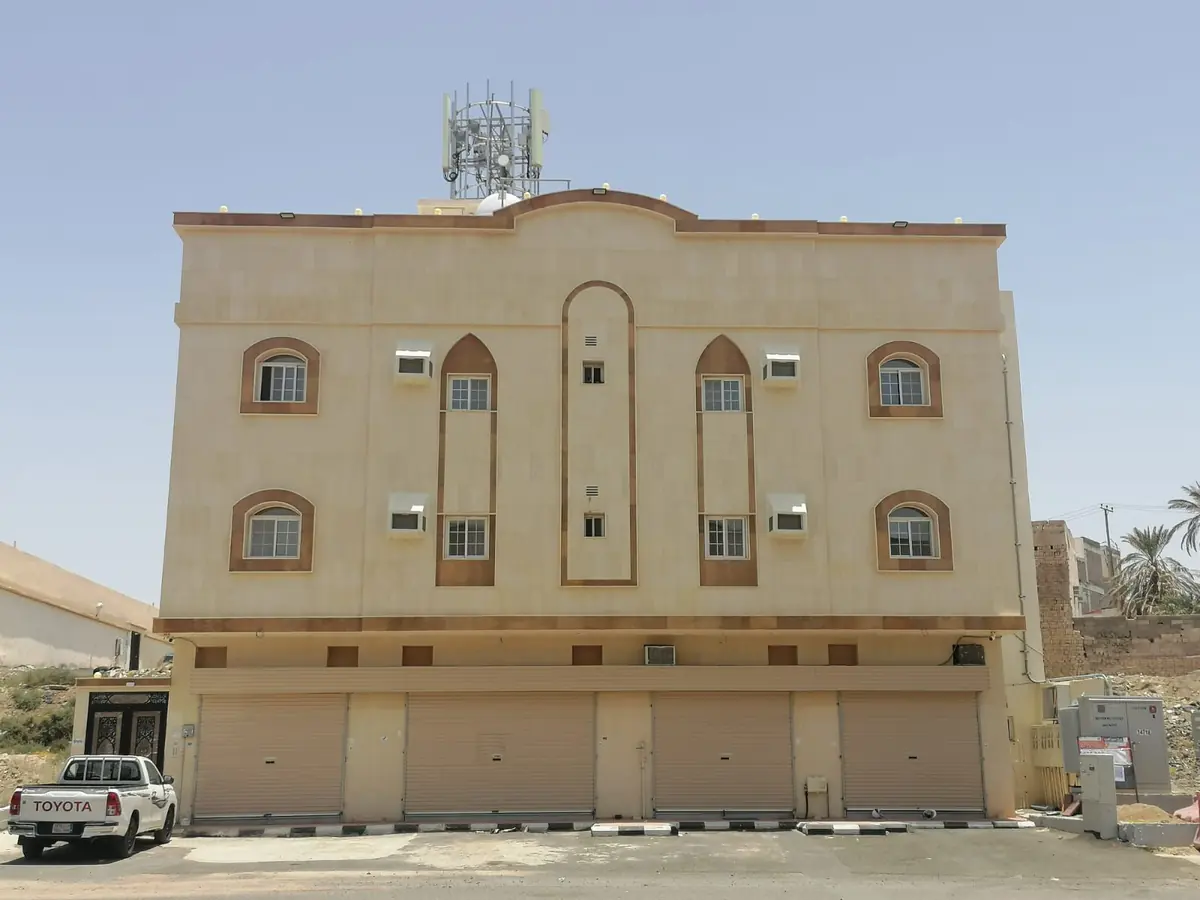 عمارة تجارية للبيع في حي شظاة - القثمي